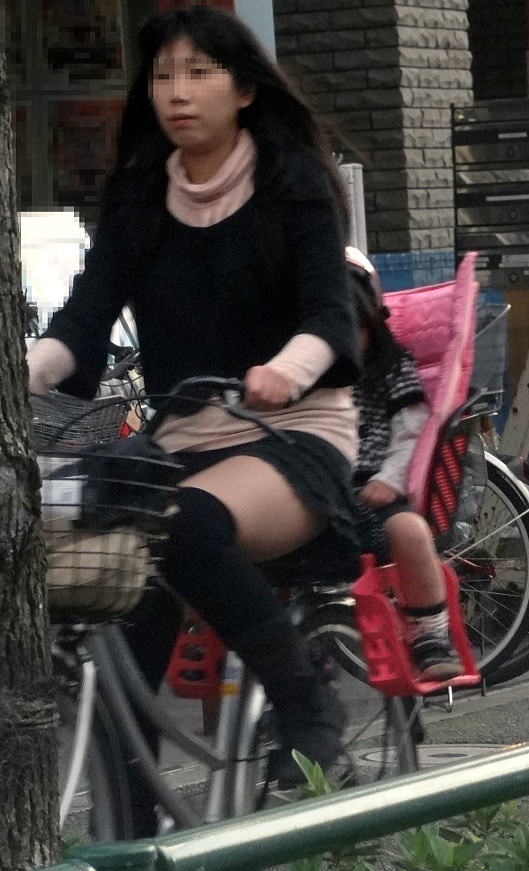 ミニスカ自転車パンチラギャルの街撮り素人エロ画像08