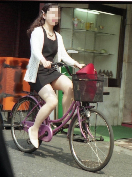 ミニスカ自転車パンチラギャルの街撮り素人エロ画像23