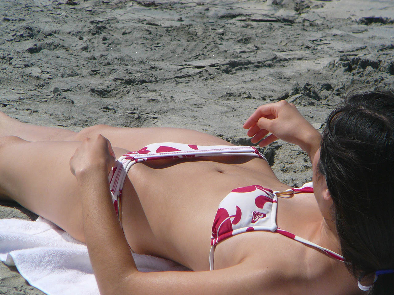 ビーチで寝ているビキニギャルの素人エロ画像13