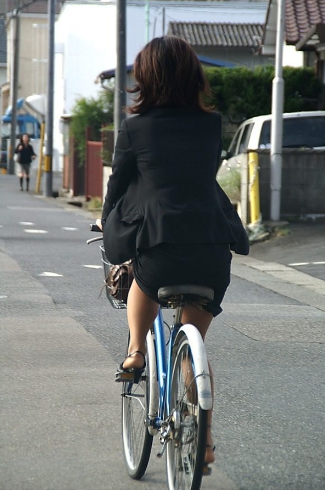 ミニスカ・タイトスカートで自転車に乗ってる女性の街撮り素人エロ画像6
