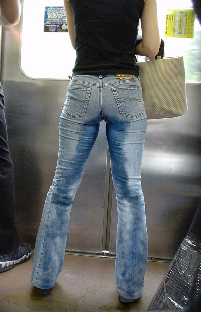 ジーンズにTシャツやタンクトップを着た女性の後姿の盗撮素人エロ画像26