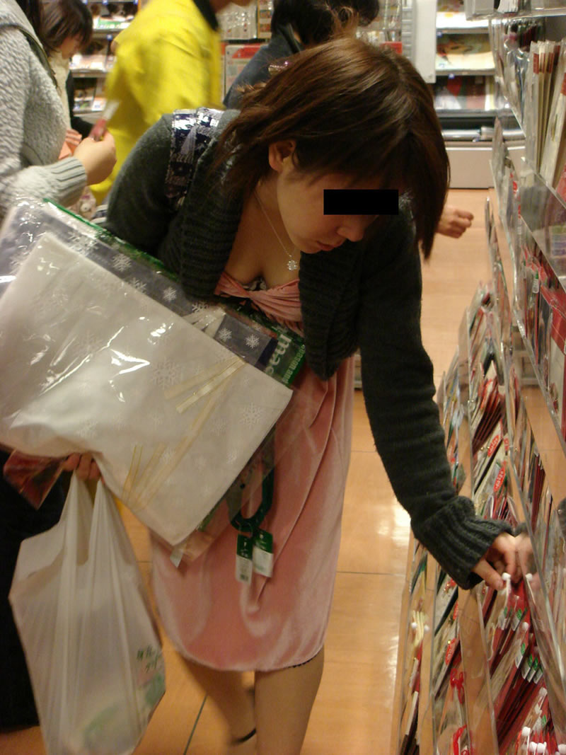 買い物中の前かがみ胸チラおっぱいを盗撮した素人エロ画像10