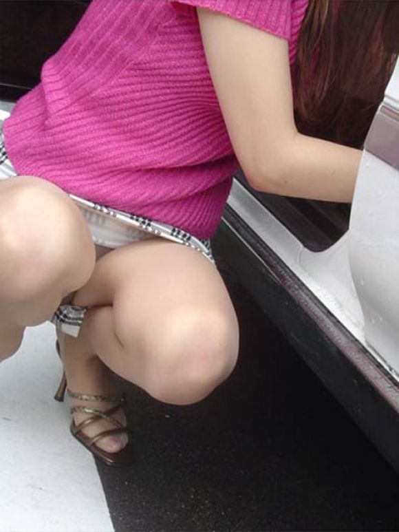 ミニスカ女子の車に関するパンチラ素人エロ画像07