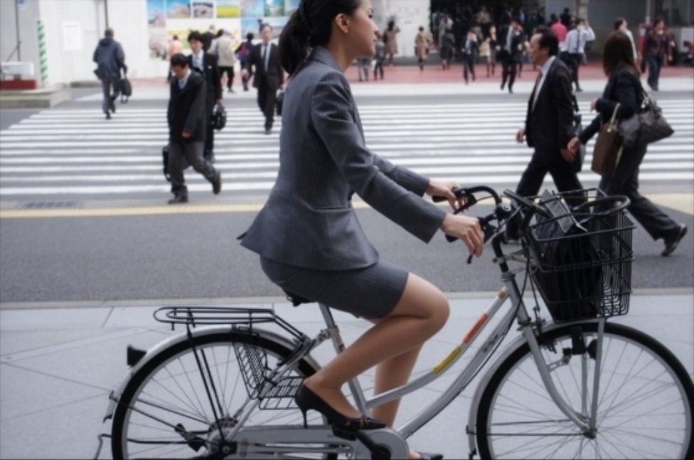 ミニスカ・タイトスカートで自転車に乗ってる女性の街撮り素人エロ画像10