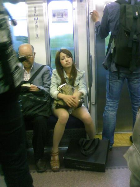 電車で居眠りしてる女性のパンチラ盗撮素人エロ画像9