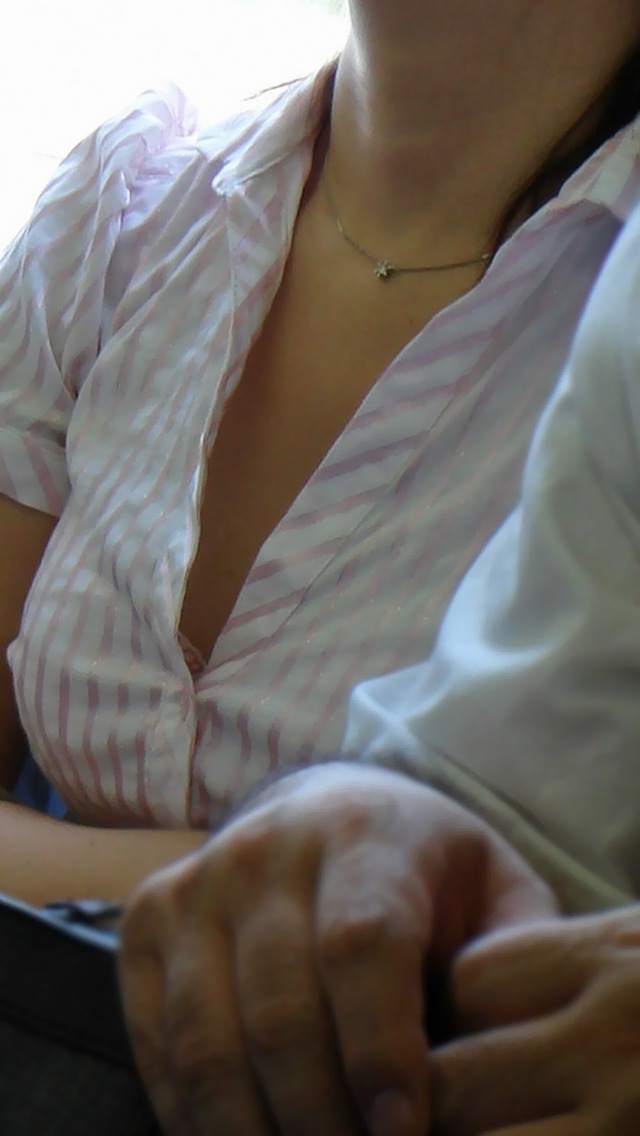 胸チラおっぱいがエッチな女性の素人エロ画像-059