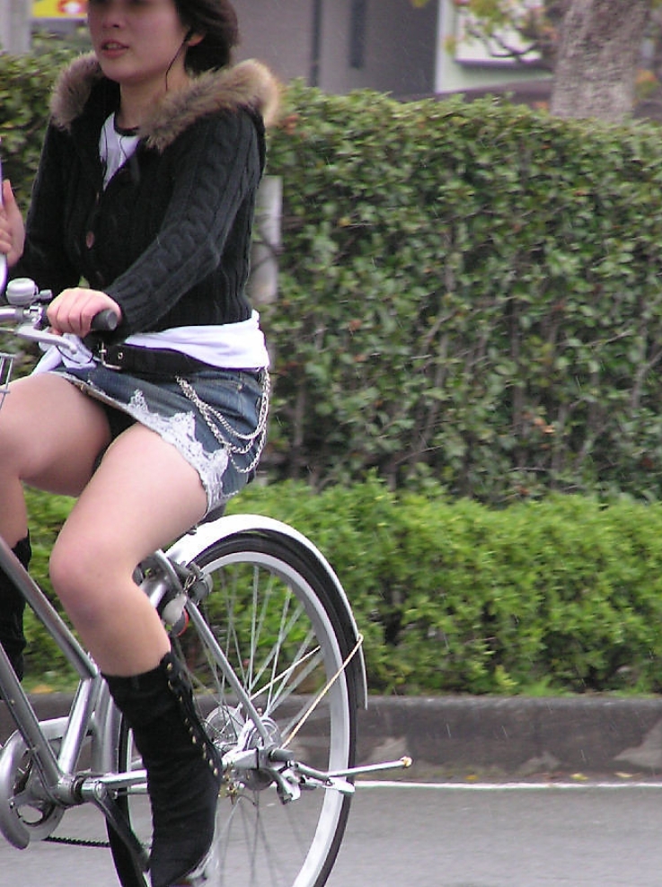 ミニスカ自転車パンチラギャルの街撮り素人エロ画像18