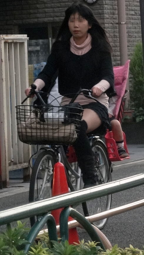 ミニスカ自転車パンチラギャルの街撮り素人エロ画像07