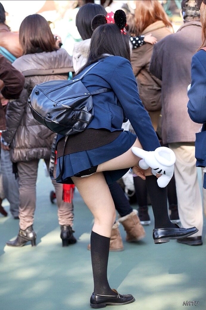 靴下を直す女子校生のパンチラ街撮り素人エロ画像14