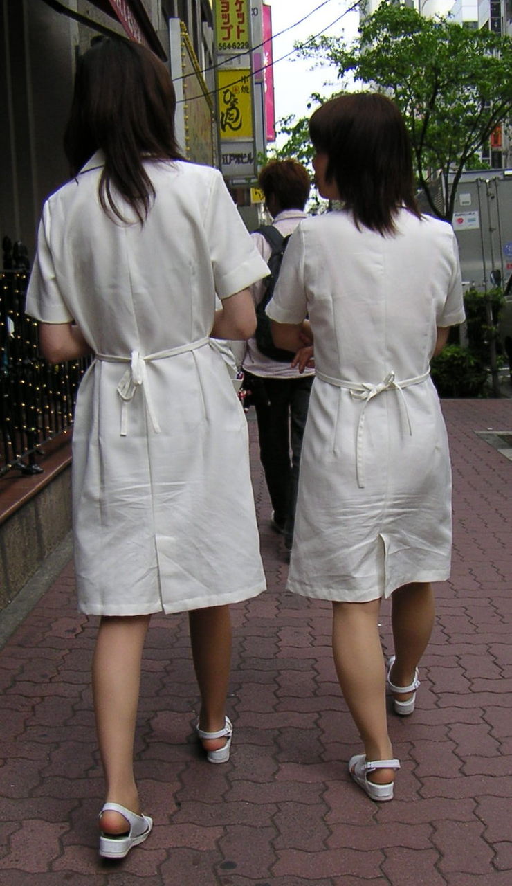 白衣やナース服からパン線透けパン透けブラしまくりな看護師さんを街撮りした素人エロ画像11