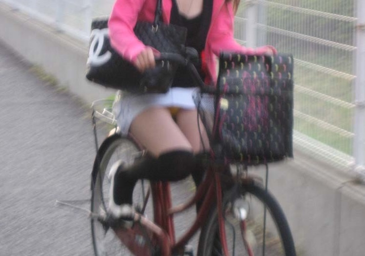 ミニスカ自転車パンチラギャルの街撮り素人エロ画像00