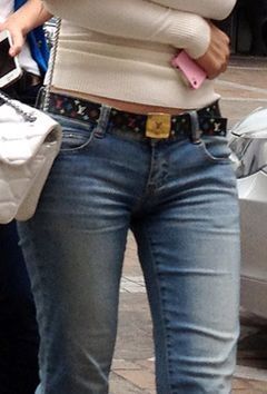 パンツルックの女性の股間を撮ったVラインのライン街撮り素人エロ画像19