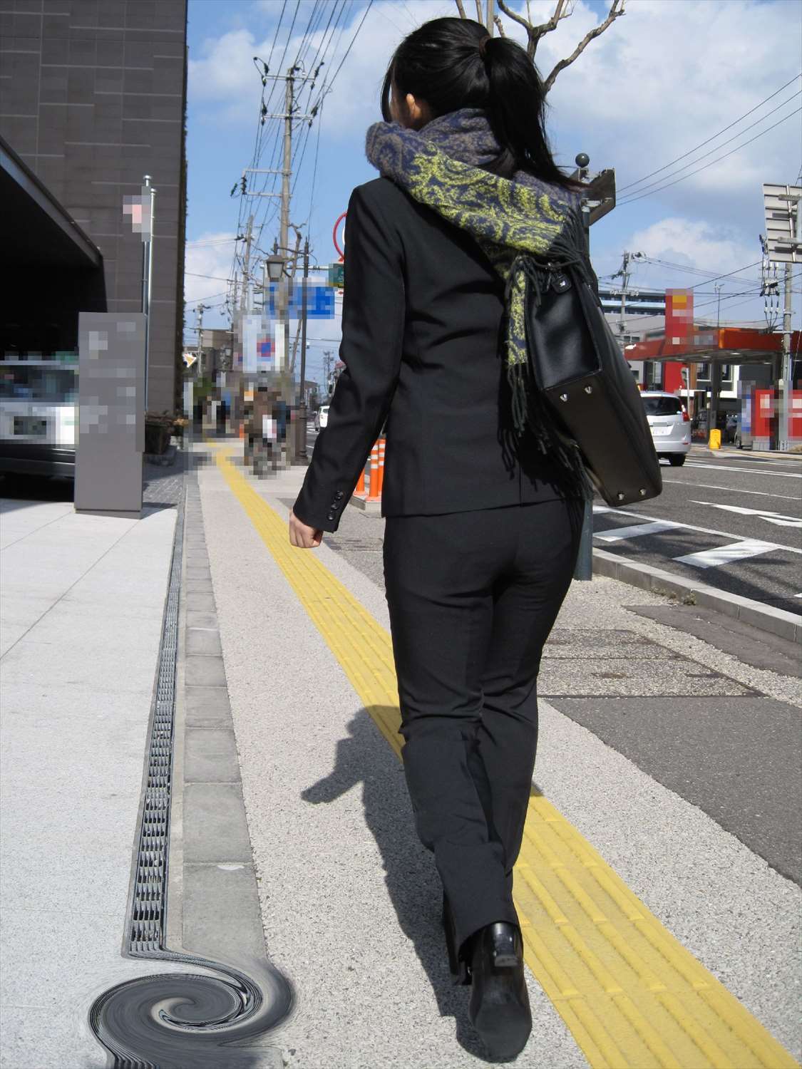 パンツスーツ女子の街撮り素人エロ画像6