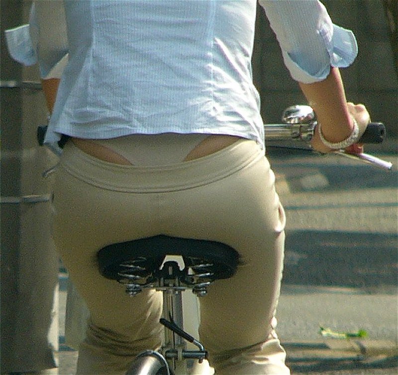 自転車お尻の街撮り素人エロ画像8
