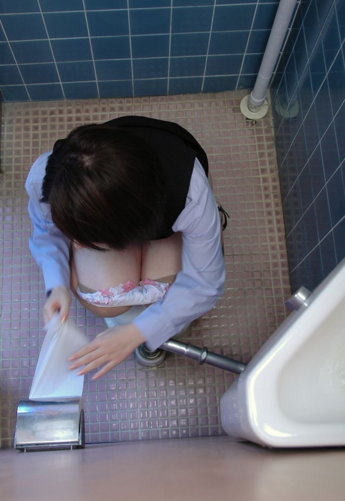 トイレ盗撮の素人エロ画像08