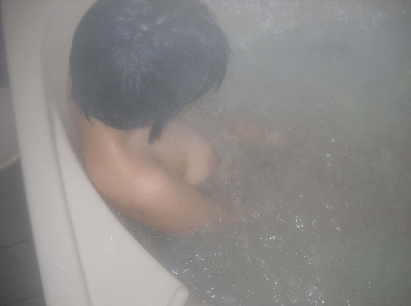 お風呂中の彼女を撮った素人エロ画像7
