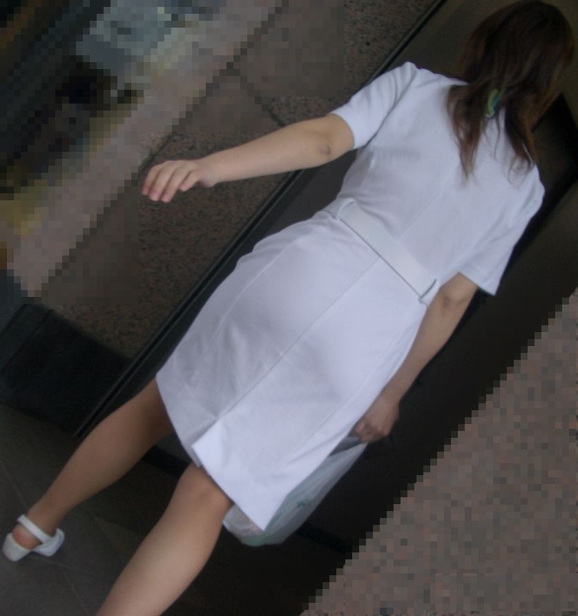 白衣やナース服からパン線透けパン透けブラしまくりな看護師さんを街撮りした素人エロ画像15
