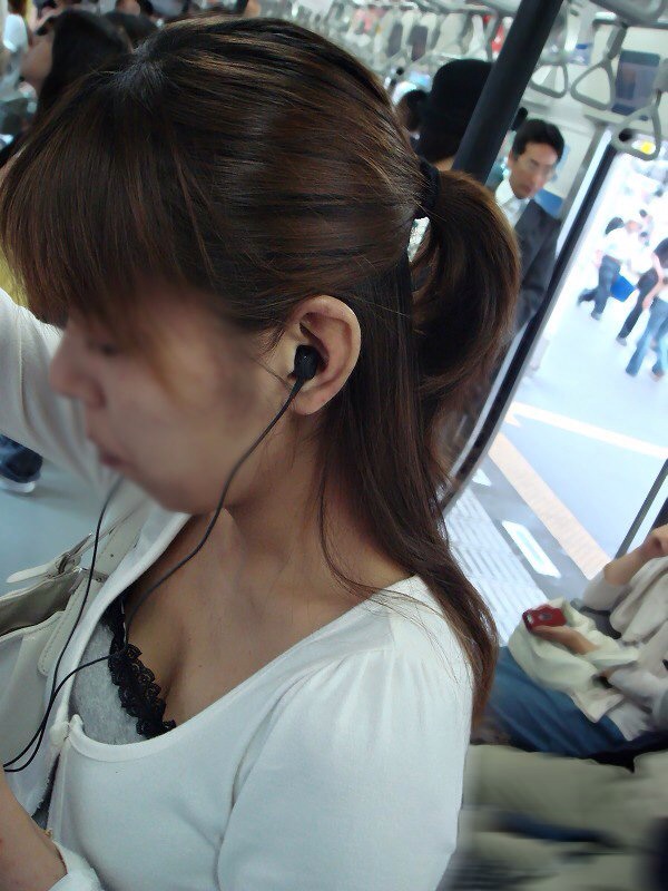 電車内で見かけた胸チラや着衣おっぱいの素人エロ画像9
