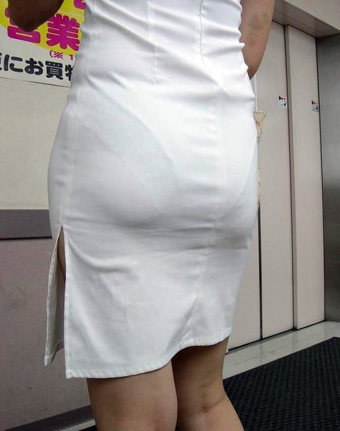 白衣やナース服からパン線透けパン透けブラしまくりな看護師さんを街撮りした素人エロ画像06