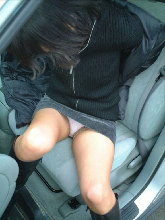 ミニスカ女子の車に関するパンチラ素人エロ画像24