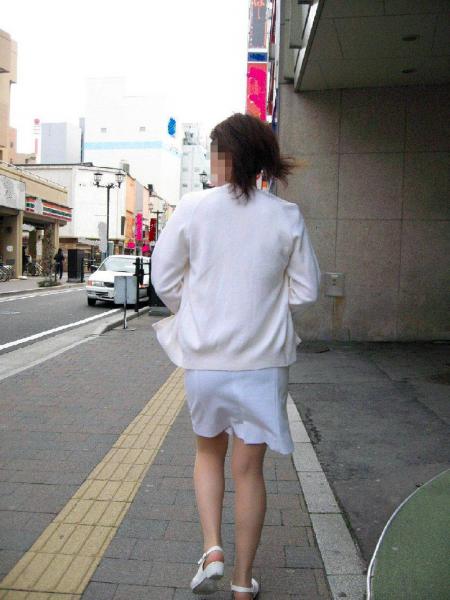 白衣やナース服からパン線透けパン透けブラしまくりな看護師さんを街撮りした素人エロ画像12