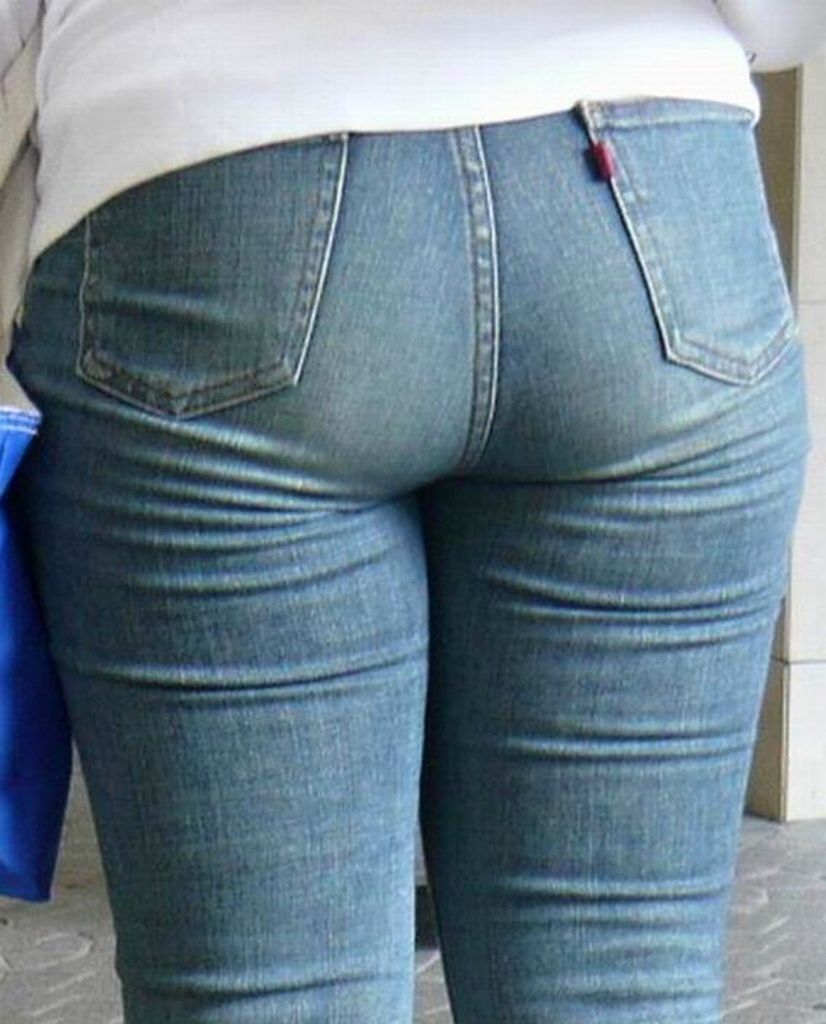 パツパツに張ったケツがエロ過ぎるデニムジーンズを履いた女性のお尻画像10