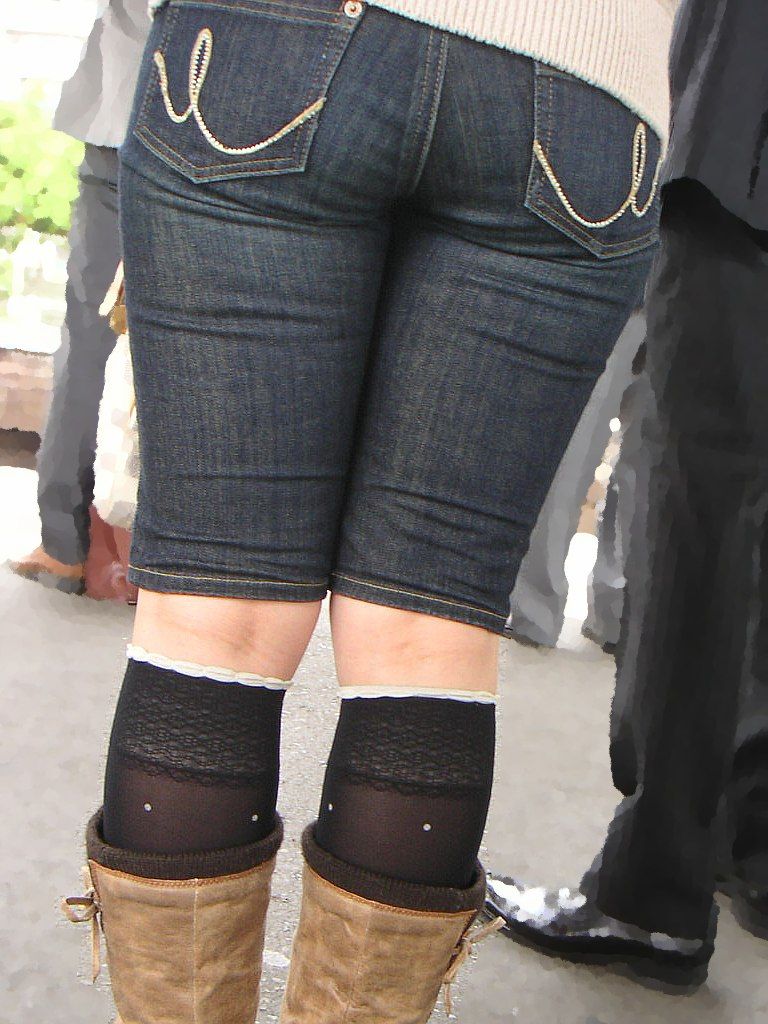 パツパツに張ったケツがエロ過ぎるデニムジーンズを履いた女性のお尻画像17