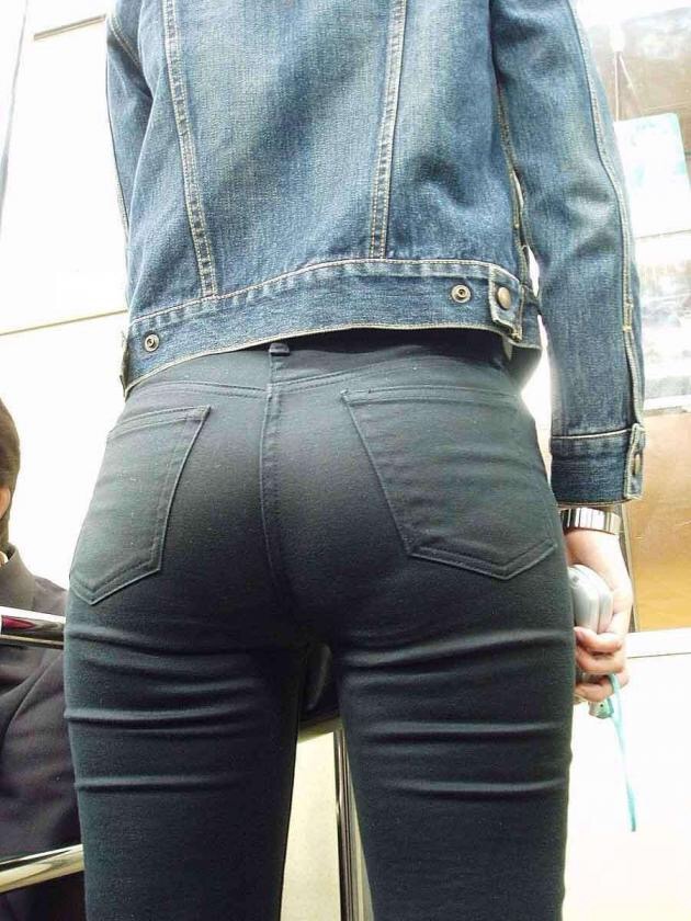 パツパツに張ったケツがエロ過ぎるデニムジーンズを履いた女性のお尻画像5
