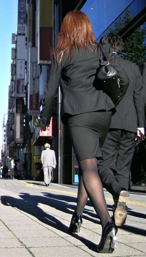 パン線や張りと形がエロいタイトスカートにねじ込まれたOLタイトスカートのお尻の街撮り素人画像15