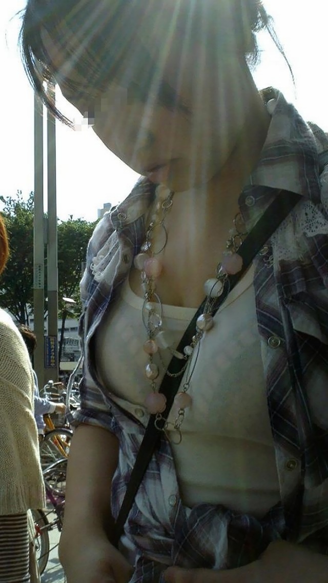 パイスラッシュ着衣巨乳おっぱいを街撮りした素人エロ画像23