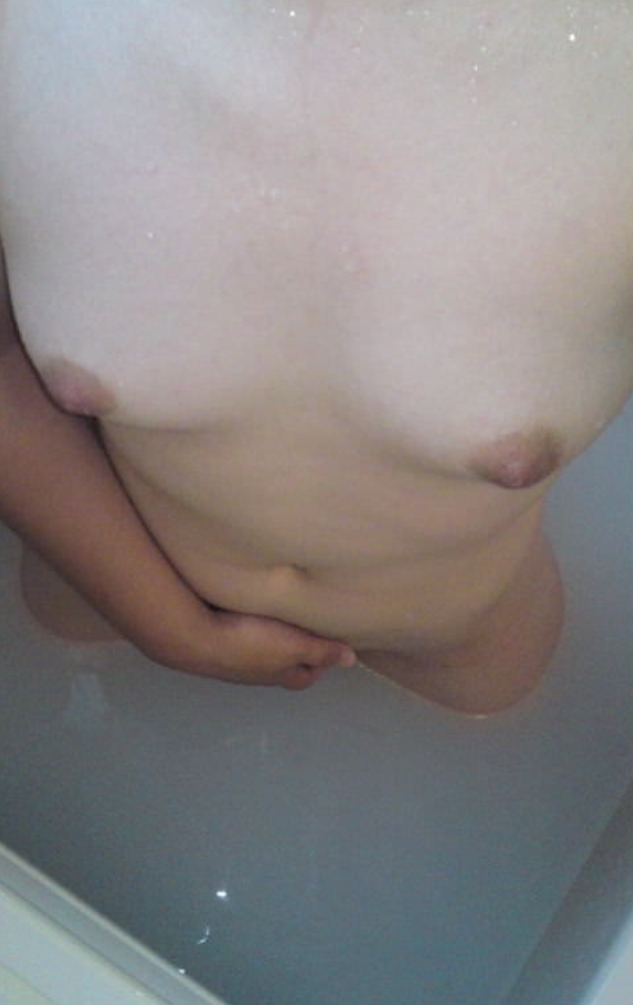 お風呂中の彼女を撮った素人エロ画像17
