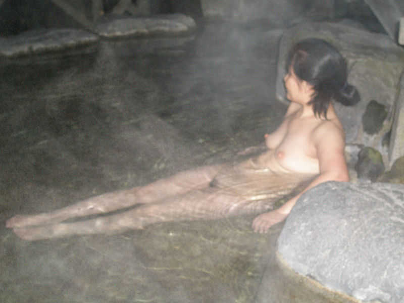 露天風呂の女体全裸写真の素人エロ画像10