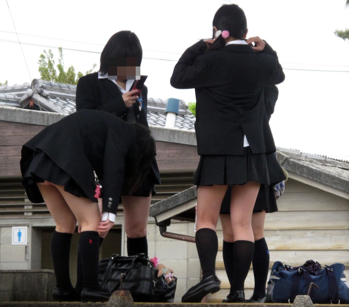 靴下を直す女子校生のパンチラ街撮り素人エロ画像3