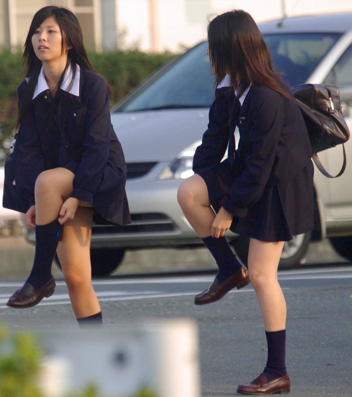 靴下を直す女子校生のパンチラ街撮り素人エロ画像16