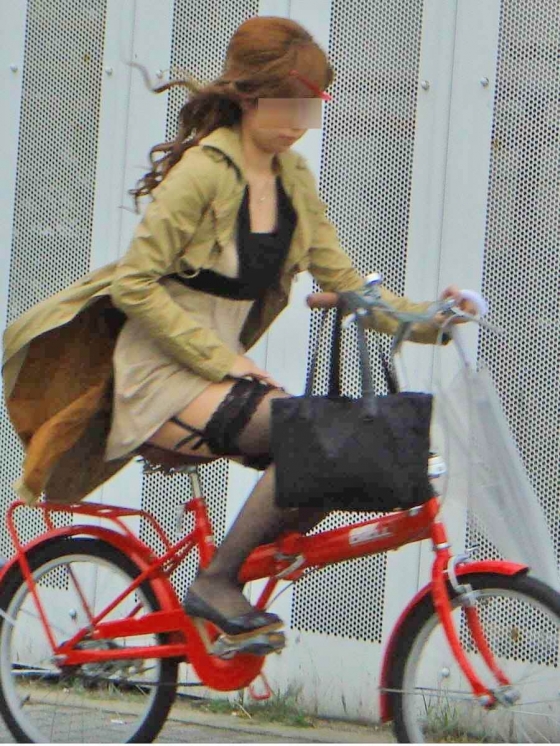 ミニスカ・タイトスカートで自転車に乗ってる女性の街撮り素人エロ画像8