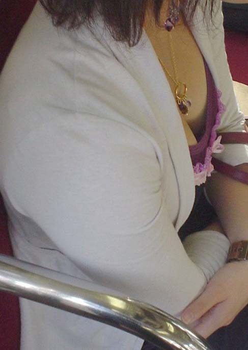 電車内胸チラおっぱい素人エロ画像18