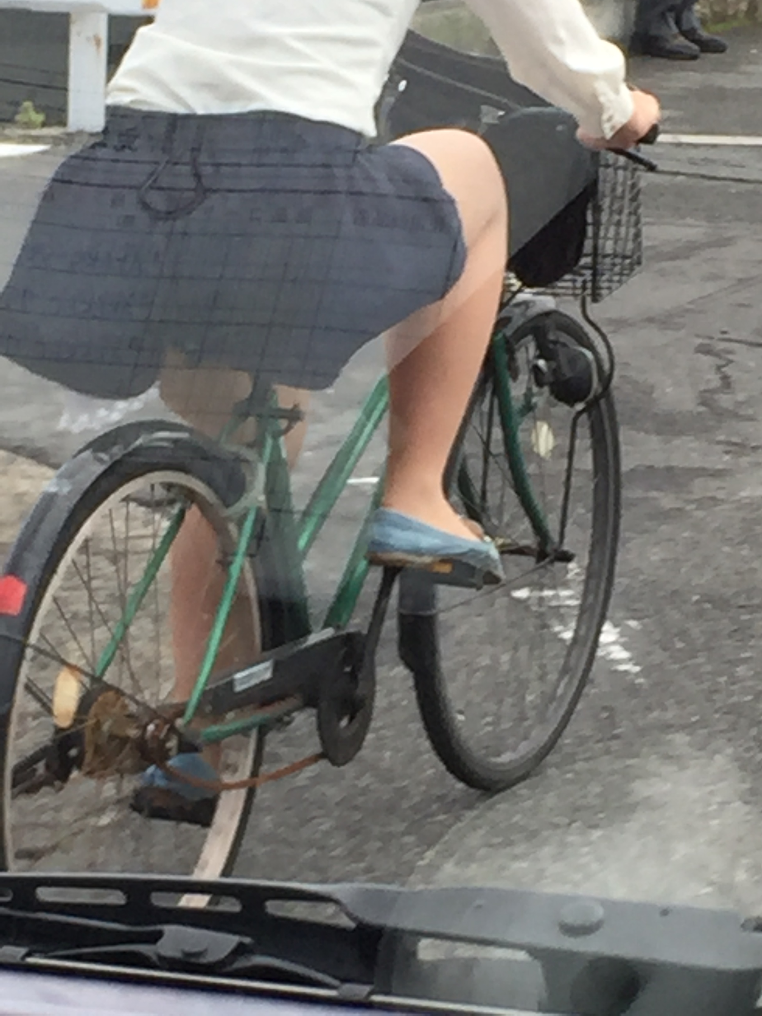ミニスカ自転車パンチラギャルの街撮り素人エロ画像01