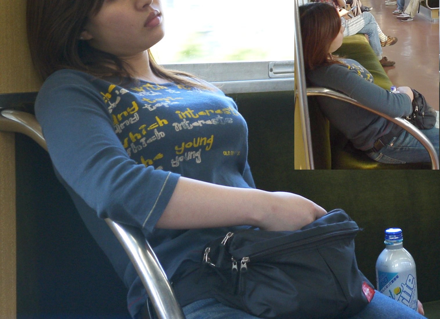 電車内で見かけた胸チラや着衣おっぱいの素人エロ画像21