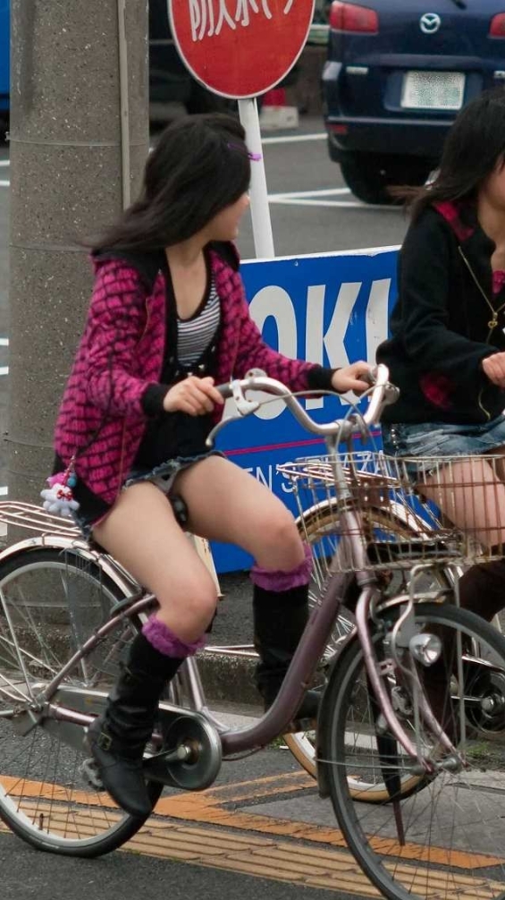 ミニスカ・タイトスカートで自転車に乗ってる女性の街撮り素人エロ画像14
