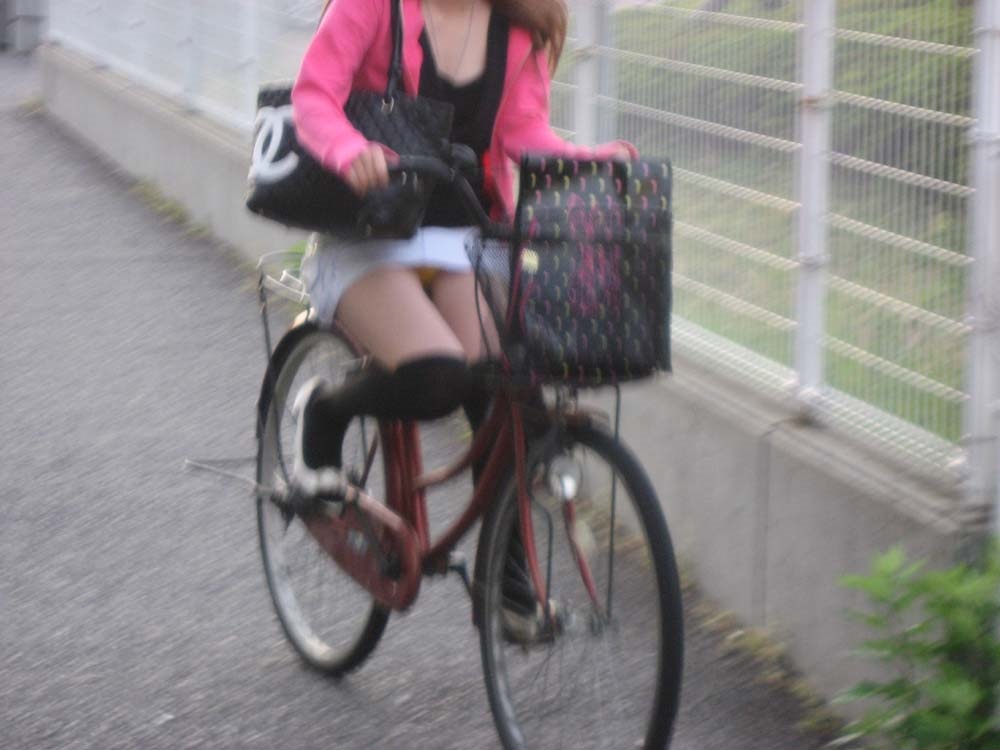 ミニスカ自転車パンチラギャルの街撮り素人エロ画像17