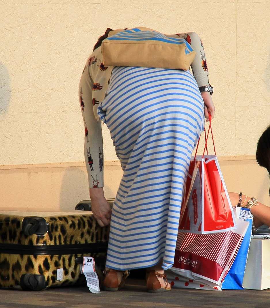 マキシワンピを着ている女子のエッチなボディラインが浮き上がった素人エロ画像06