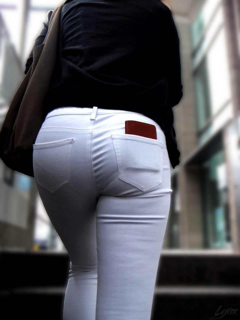 白パンツを履いたお尻の街撮り素人エロ画像-4