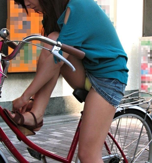 ミニスカで自転車にのってパンチラしている素人エロ画像07