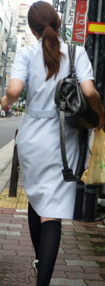 白衣やナース服からパン線透けパン透けブラしまくりな看護師さんを街撮りした素人エロ画像20