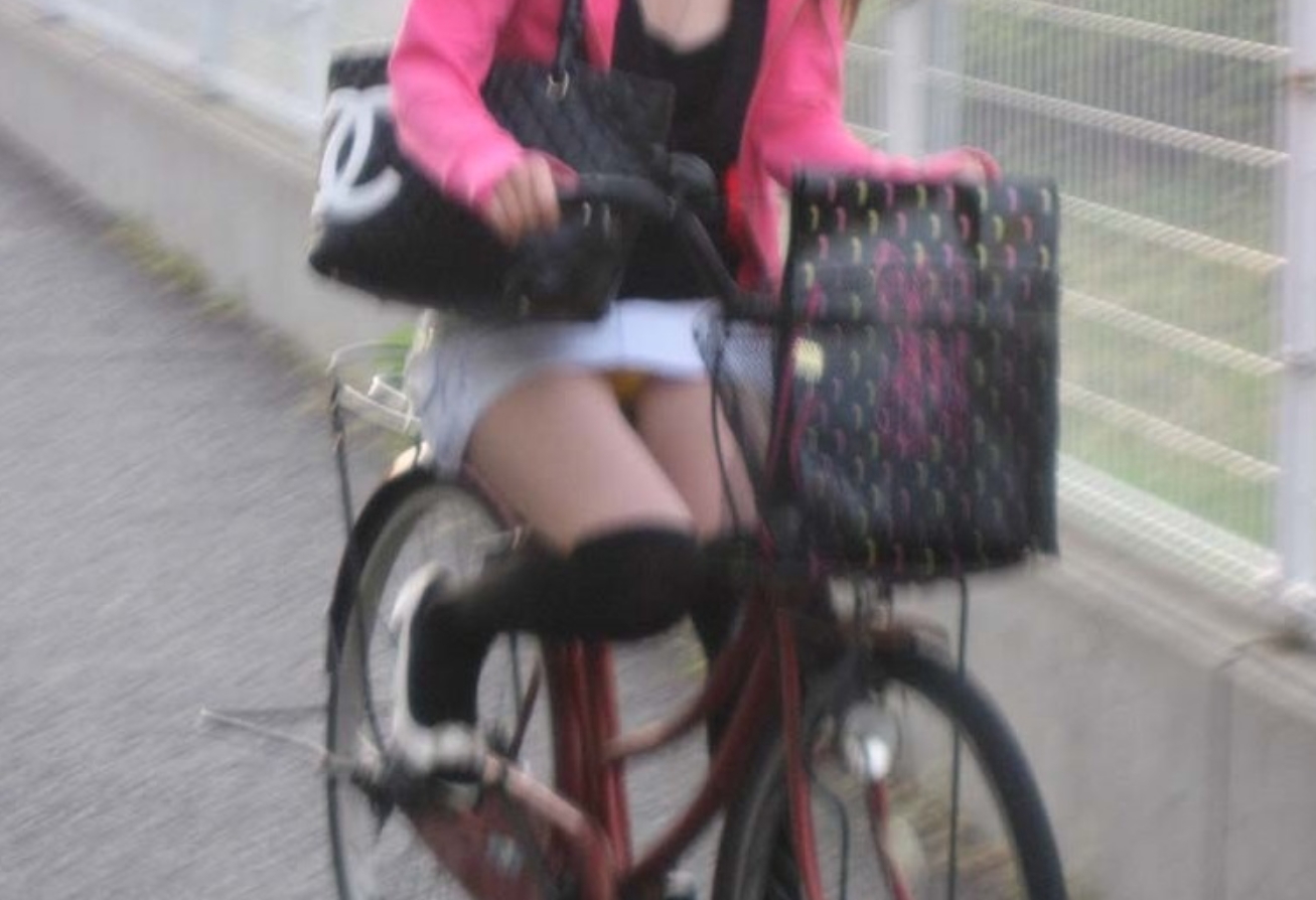 ミニスカ・タイトスカートで自転車に乗ってる女性の街撮り素人エロ画像18