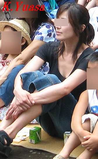 ママの無防備な胸チラおっぱい素人エロ画像15