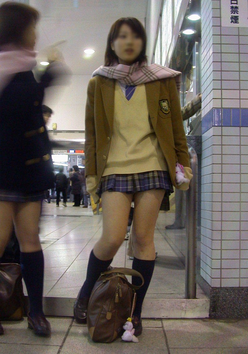スカートが短すぎる制服JKの街撮り素人エロ画像8