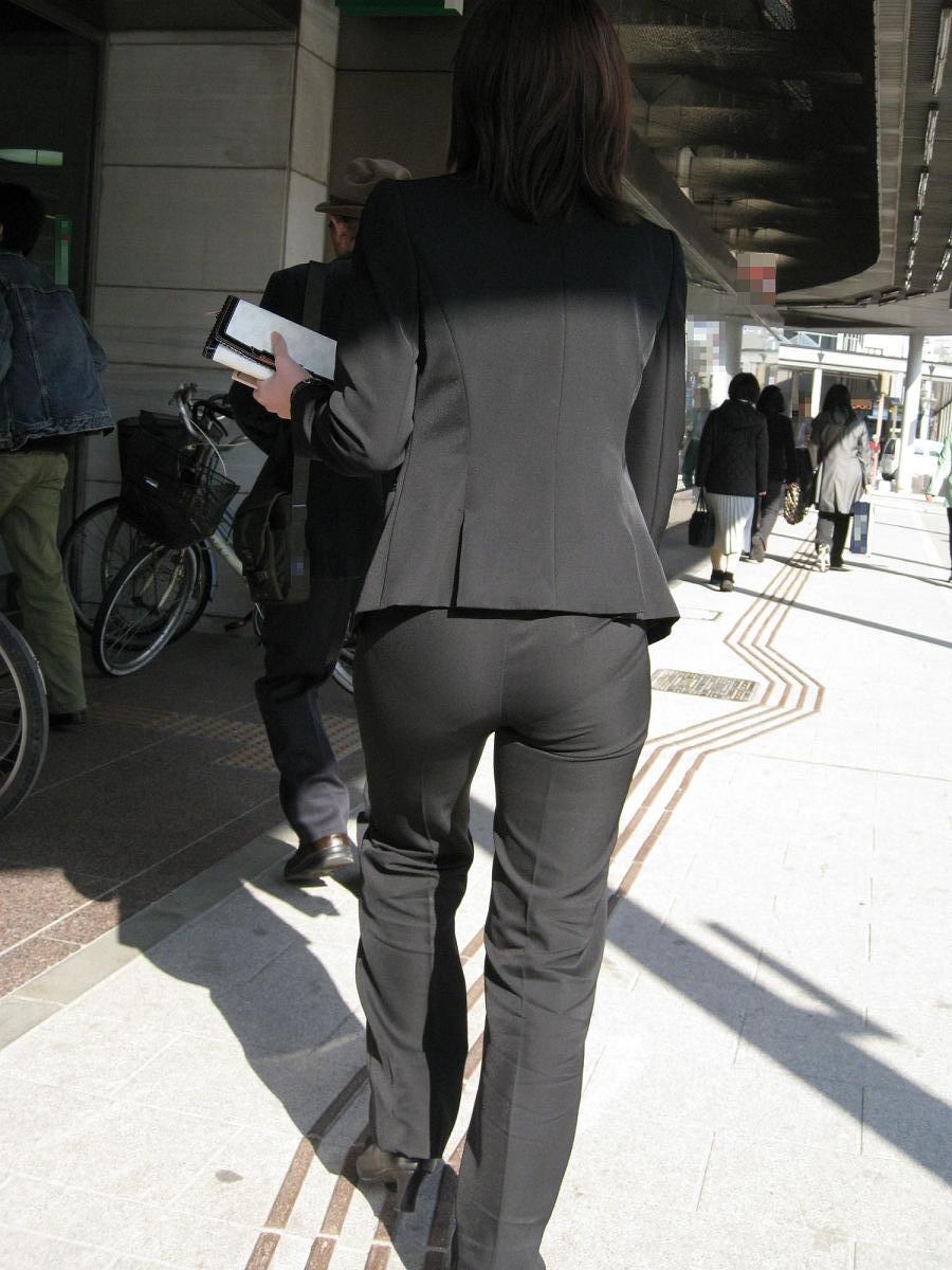 仕事中でもドスケベなパンツスーツのお尻エロ画像03