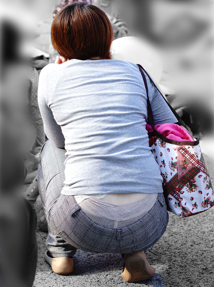 若ママのお尻や腰パンチラの街撮り素人エロ画像14