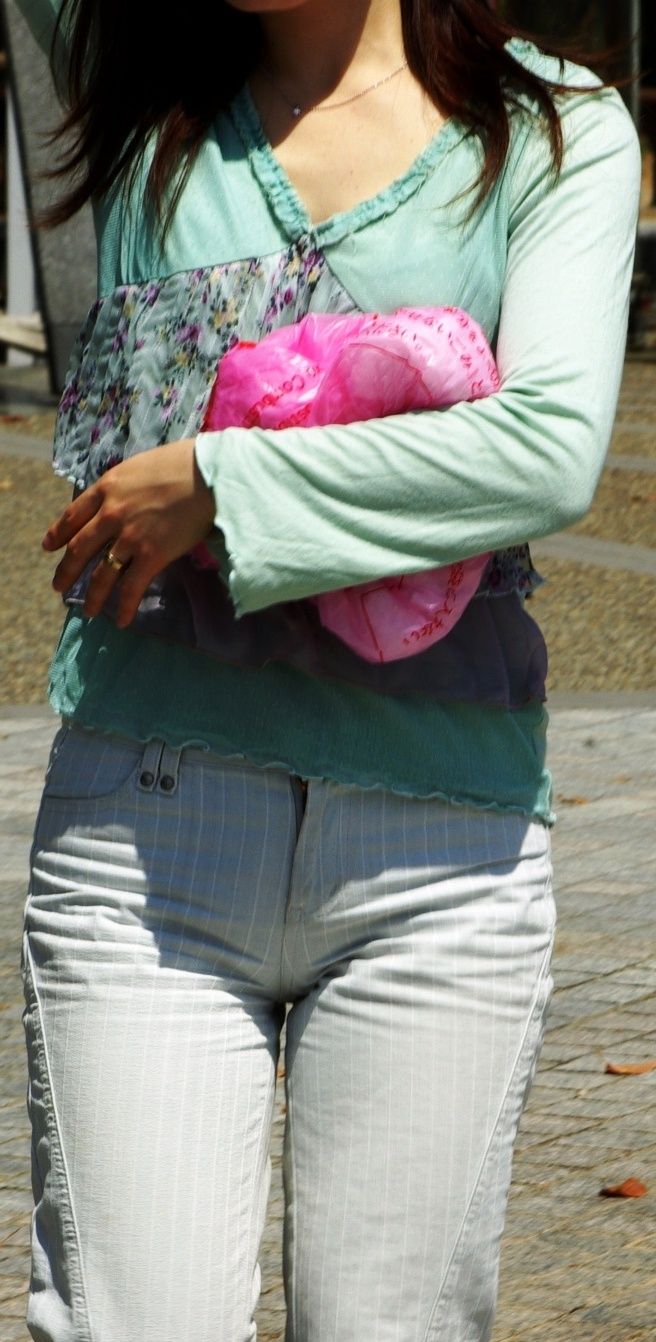 ジーンズやショートパンツやピタパンの女性の股間を街撮りした素人エロ画像11